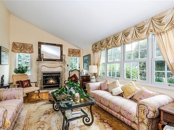 3rd image of 21 Carlyle Pl