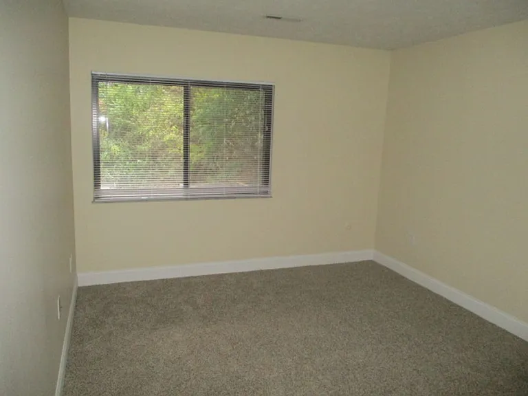 900 Kris Dr — Photo 6