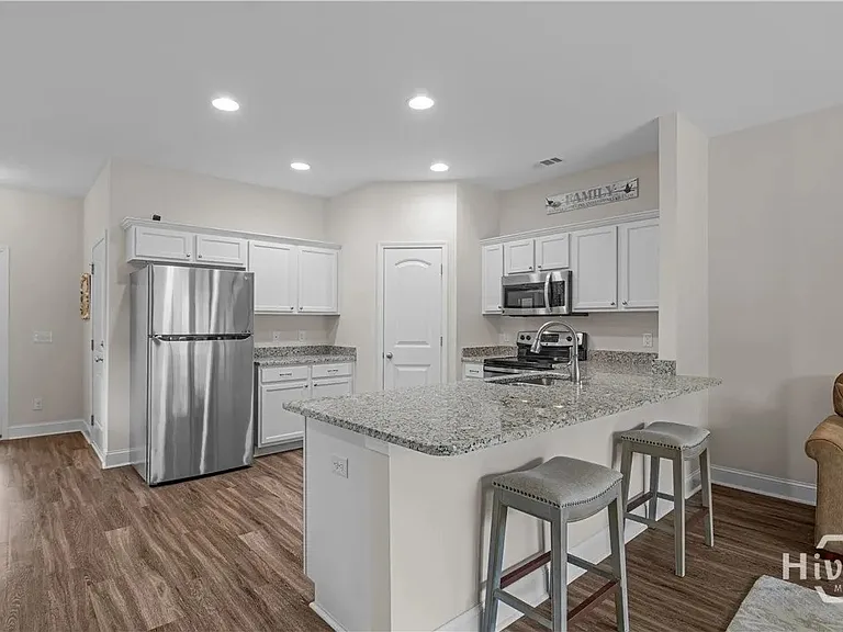 100 Regis Way — Photo 4