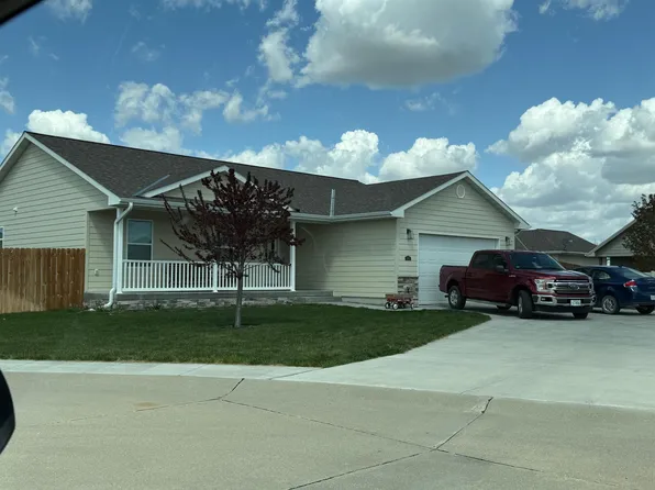 3911 Parkland Estates Ct, North Platte, NE 69101
