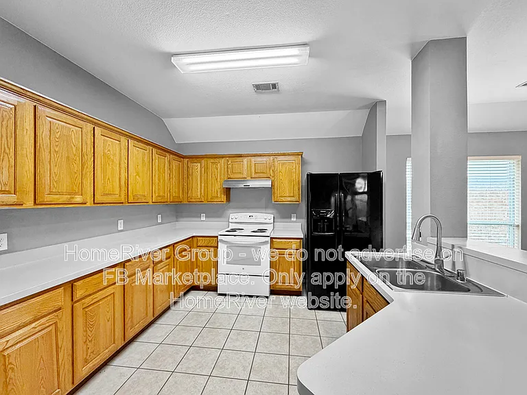 2405 N Brook Dr — Photo 3