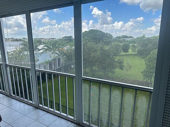 5th image of 950 Hillcrest Dr APT 401