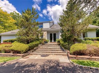11 Patri Ct, Dix Hills, NY 11746