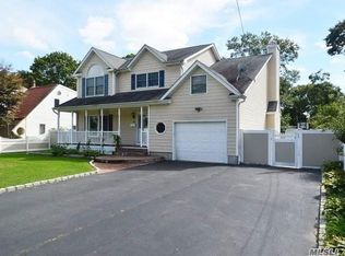 14 Melanni Pl, East Islip, NY 11730