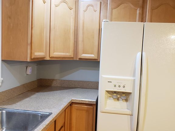 Side by side refrigerator/freezer.