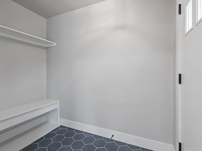 B345AG — Photo 7