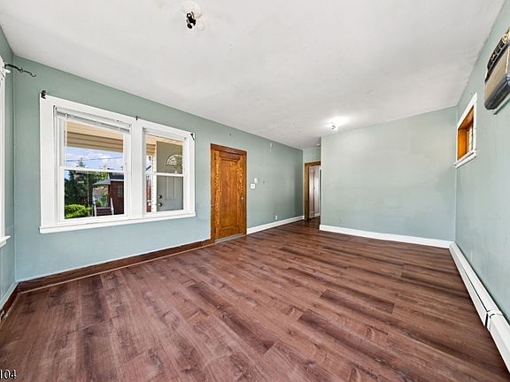 3rd image of 385 Mason Ave