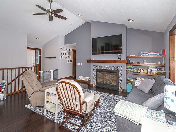 4th image of 272 Glenmeadow St