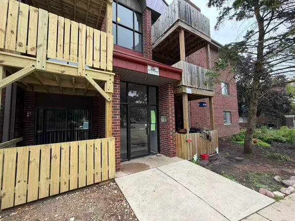 1360 Brook St APT D, Saint Charles, IL 60174