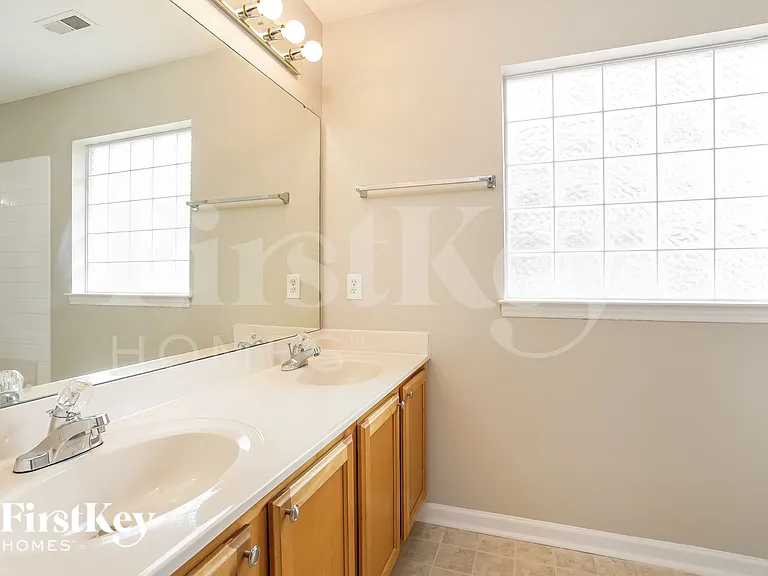 809 Hounds Chase Dr — Photo 12