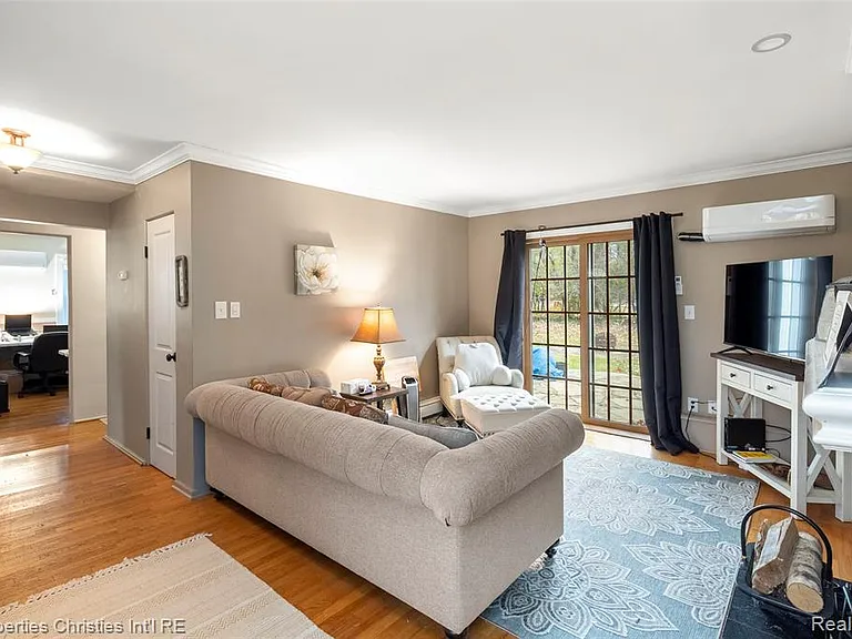 16219 Elizabeth St — Photo 10