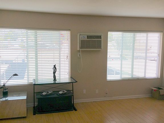 4th image of 20327 Saticoy St Unit 207