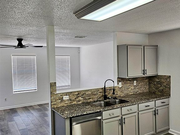 3rd image of 2436 Chestnut Dr