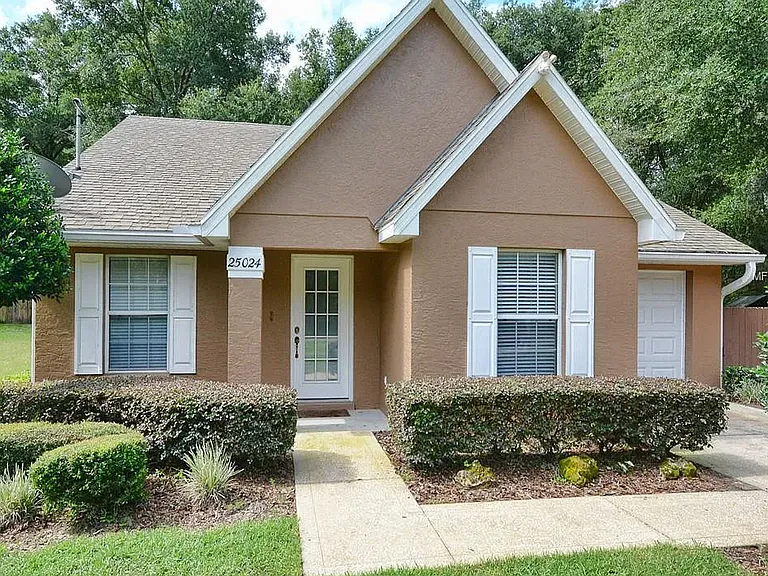 25024 Quaker Ridge Ave — Photo 2