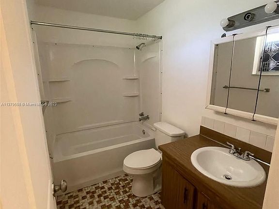 4th image of 2321 Monroe St #D