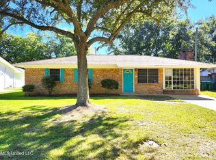 327 Mincheck Rd, Ocean Springs, MS 39564