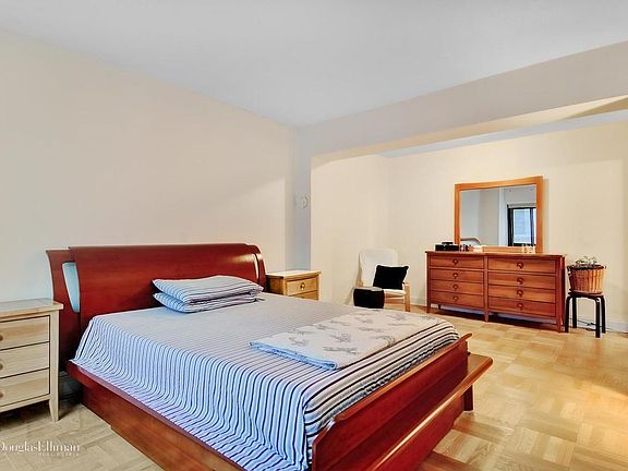 4th image of 11949 Union Tpke APT 3F
