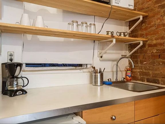 5th image of 187 Chrystie St APT 4