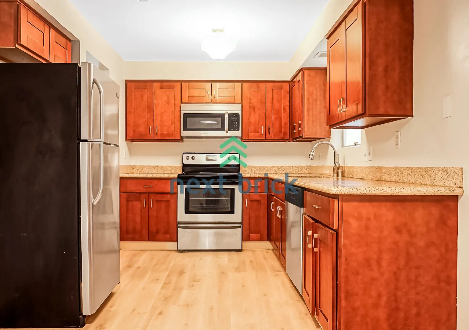 Exquisite 3-Bedroom, 1-Bath Single-Family Rambler $2,600/Month — Photo 3