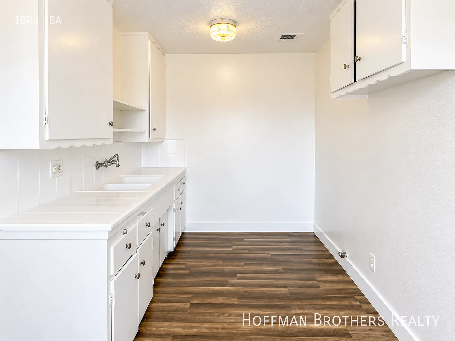 916 W 84th St — Photo 2
