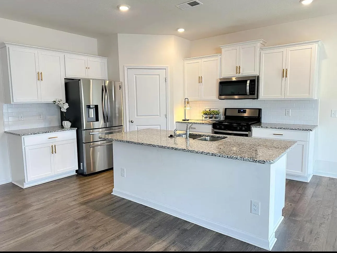 5 bed, 2511 sqft, $3,195 — Photo 4