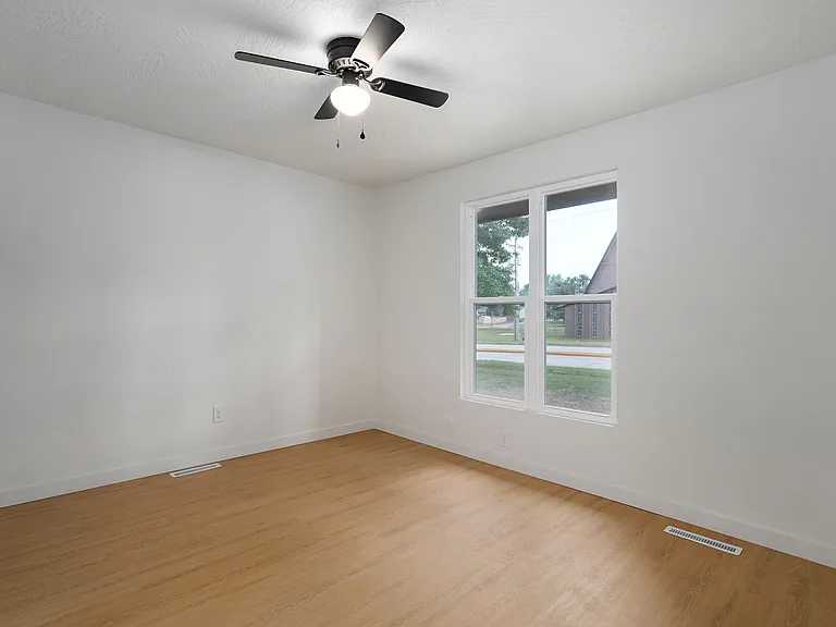 2025 E Battlefield Rd — Photo 33