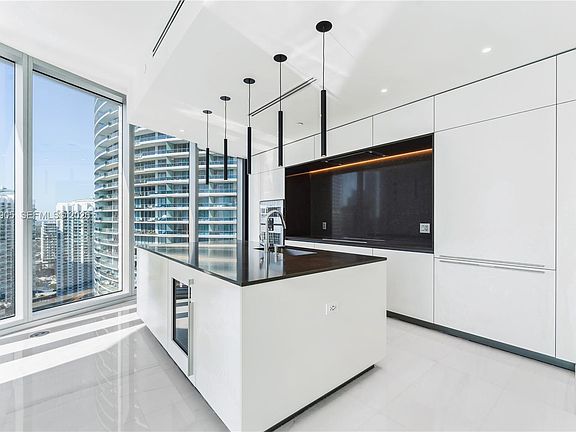 5th image of 300 Biscayne Boulevard Way #3507