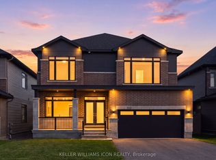 702 Rosales Rdg, Ottawa, ON K1T 0V5
