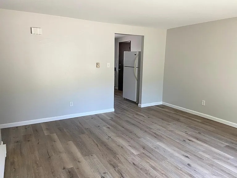 563 Coyne St — Photo 2