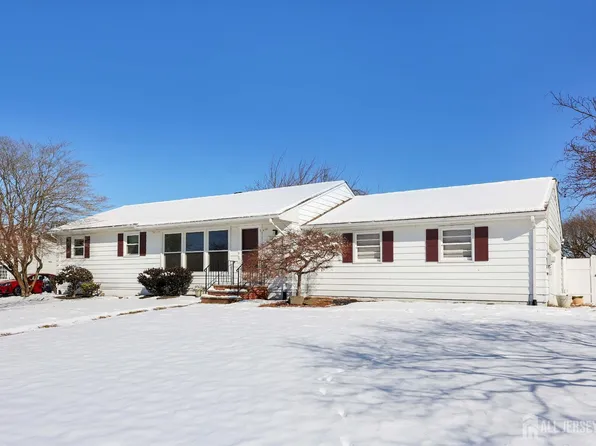 42 Running Brook Rd W, Ewing, NJ 08638