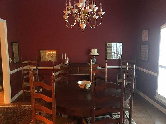 Comfortable Dining Area.