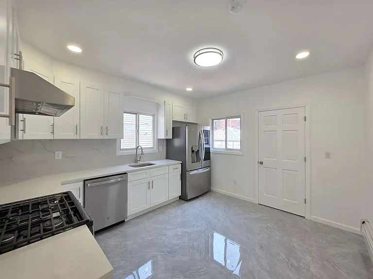 142 Fremont Ave #1 — Photo 2