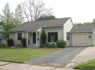W63N386 Hillcrest Ave, Cedarburg, WI 53012
