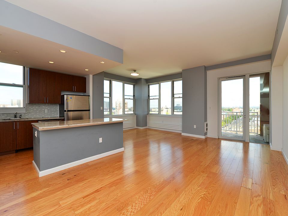 1st image of 50 Oceana Dr W #8