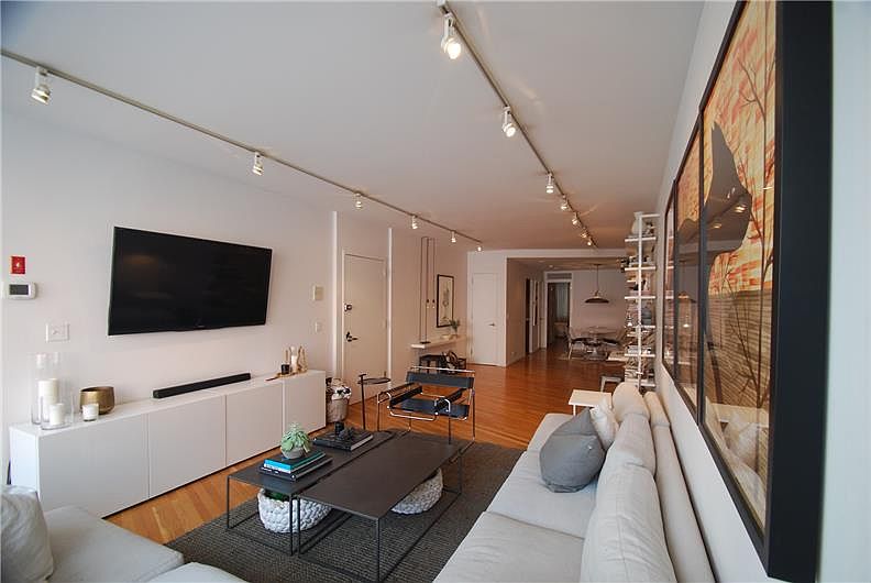 1st image of 212 E 9th St APT 2