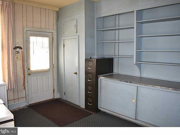 5th image of 402 E Railroad Ave