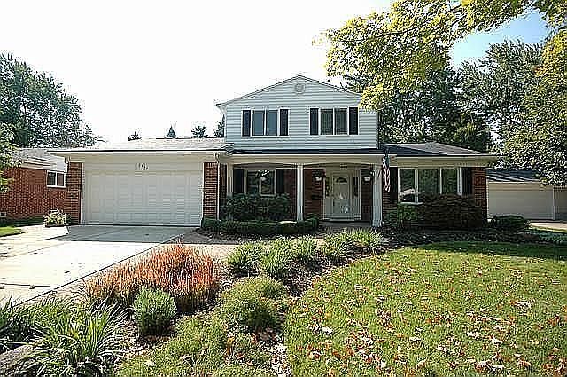 Landscaped Home with beautiful perinnealsls