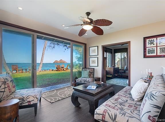 Indoor / outdoor living at it's finest! The large sling glass doors open out to the ocean front lounge and provide beautiful ocean views.