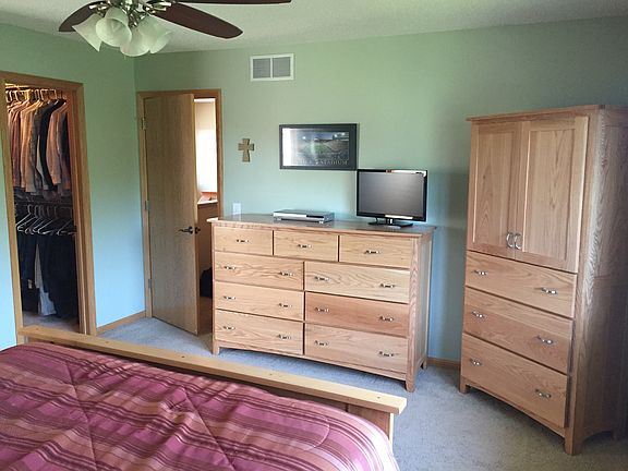 Master w/ Walk-In Closet