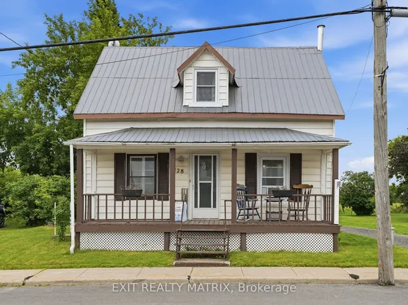 1228 Labrosse St, East Hawkesbury, ON K0B 1R0