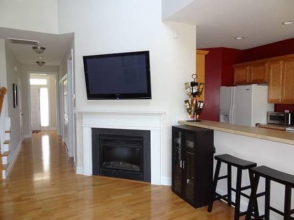 Living: 50" HDTV included