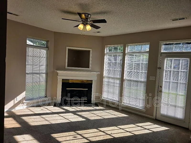 4 bed, 2.5 bath, 1815 sqft, $1,900 — Photo 2