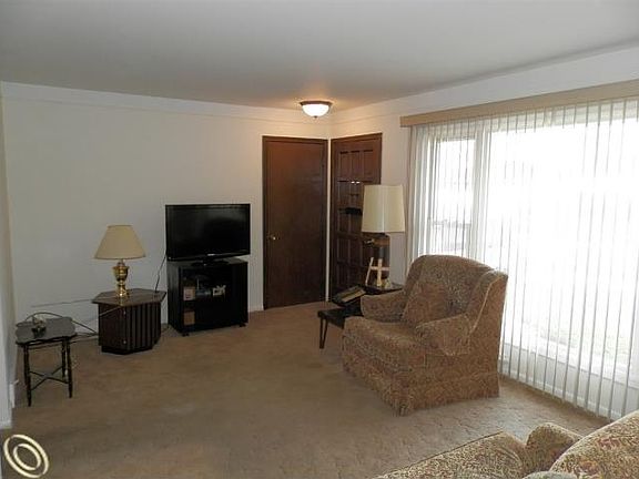 4th image of 28991 Balmoral St