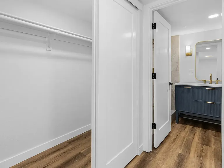 Emerald St — Photo 2