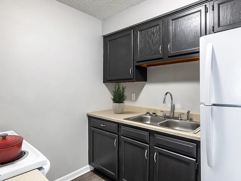 Avalon Apartments — Photo 14