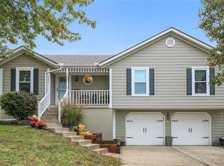 1321 NE Burgandy Ln, Lees Summit, MO 64086