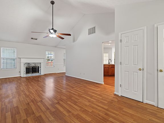 4th image of 825 Mount Royal Cv