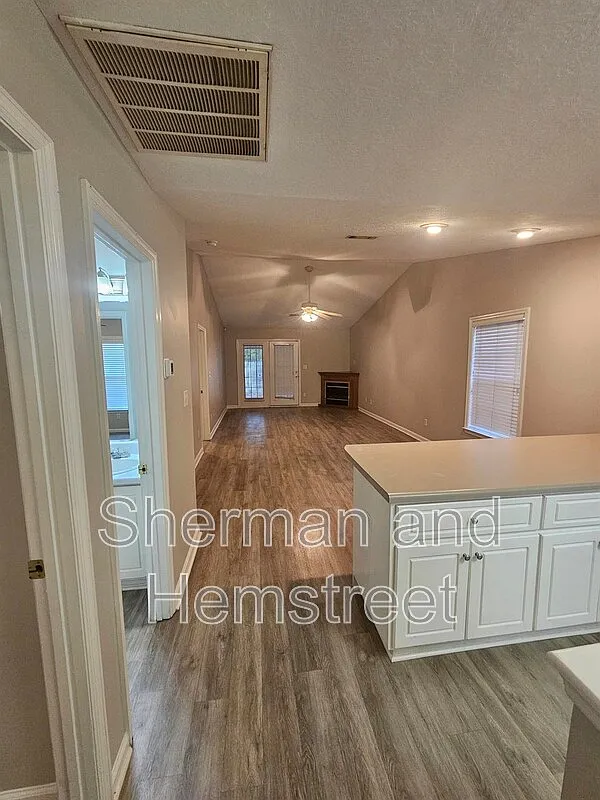 2 bed, 2.0 bath, 1092 sqft, $1,350 — Photo 2