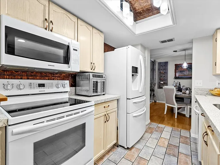 2392 Hanover Dr — Photo 18