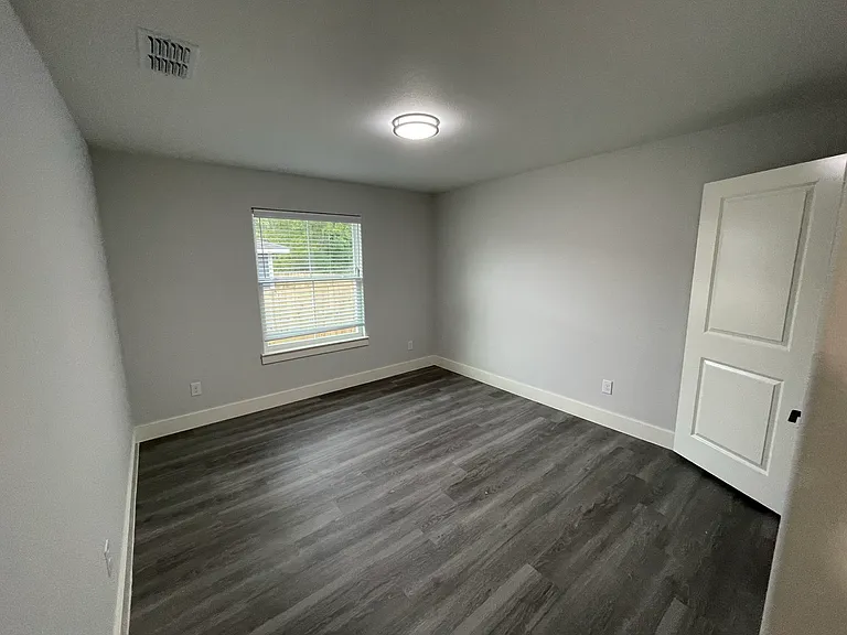 608 E 3rd St #2 — Photo 12